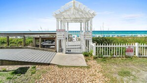 Property grounds - Pet Friendly, Gulf Front Beach Retreat 209 Beach Service (Miramar Beach)