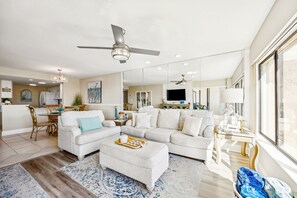 Smart-TV, bøker og stereoanlegg