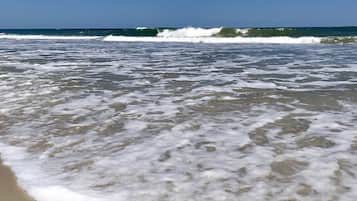 Plage, chaises longues, serviettes de plage
