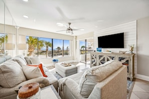 Smart TV, libros y estéreo