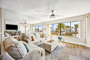 Smart-TV, Bücher, Stereoanlage