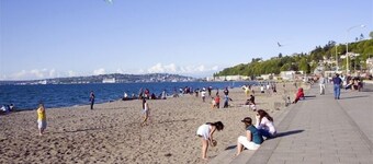Popular Alki Beach Seattle Vacation House, Walk to Restaurants