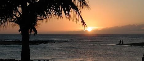 Beach nearby, sun loungers, beach towels