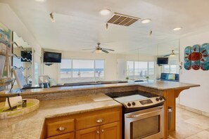 Een koelkast/vriezer, een magnetron, een oven, een kookplaat