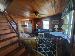Living area - Quiet Cottage on sandy beach of the Chesapeake Bay (Heathsville)
