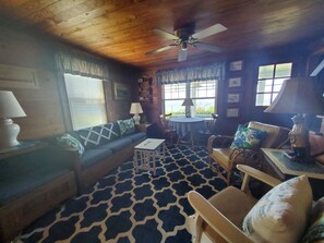 Living area - Quiet Cottage on sandy beach of the Chesapeake Bay (Heathsville)