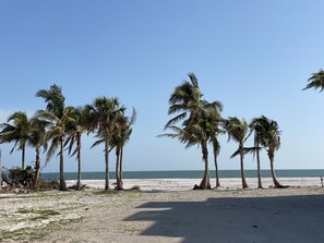 In Strandnähe, Liegestühle, Strandtücher