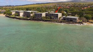 Un hôtel situé sur la côte, composé de plusieurs bâtiments, avec un rivage rocheux et une vue sur le paysage environnant.