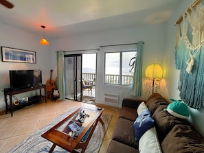 Smart-TV, DVD-Player, Bücher, Videothek