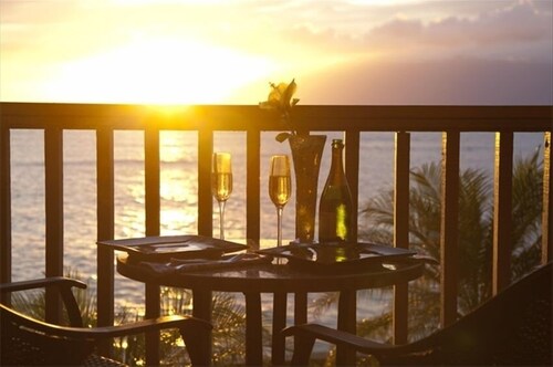 Romantic Maui Getaway, 25' from the Ocean. Relax with Sun, Wind and Waves