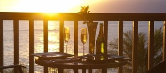 Romantic Maui Getaway, 25' from the Ocean. Relax with Sun, Wind and Waves