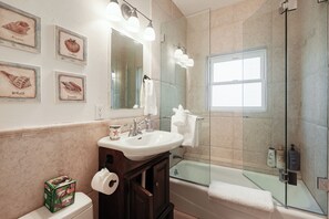 Sèche-cheveux, serviettes fournies, savon, shampoing