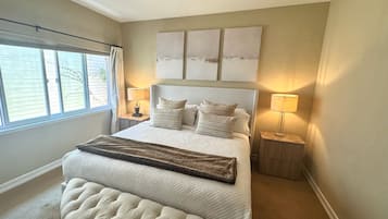 1 habitación, tabla de planchar con plancha y cuna de viaje