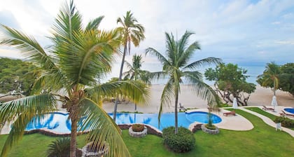 4Seasons InsideGate +Beachfront+IncredibleViews+Free2 golfCart+Housekeeper/cook