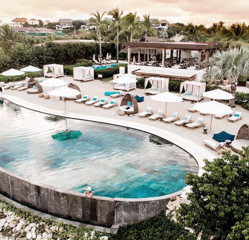 4Seasons InsideGate +Beachfront+IncredibleViews+Free2 golfCart+Housekeeper/cook