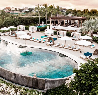 4Seasons InsideGate +Beachfront+IncredibleViews+Free2 golfCart+Housekeeper/cook