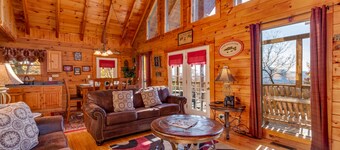 Mountain/Town Views, Private, Firepit, 1 mile to Pkwy, Above Dollywood, Hot Tub