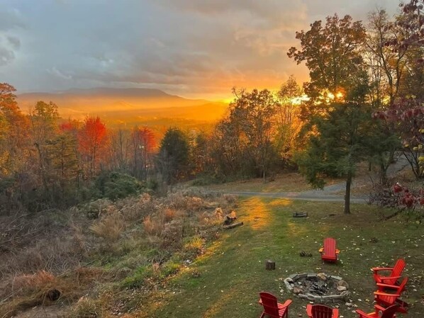 Property grounds - Thistle Britches · Secluded Cabin · Mountain Views · Hot Tub · Above Dollywood (Sevierville)