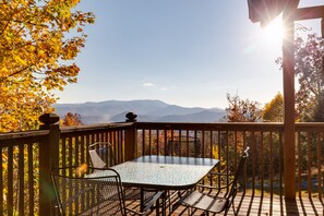 Outdoor dining - Thistle Britches · Secluded Cabin · Mountain Views · Hot Tub · Above Dollywood (Sevierville)