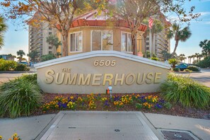 Property grounds - Irresistible! 3rd Floor, 5 Star Beach Front!! Early 1:30p check in!! Beach setup (Panama City Beach)