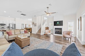 Smart TV, caminetto, videogiochi, lettore DVD