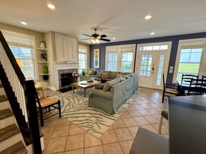 Télévision, cheminée, chaîne hi-fi