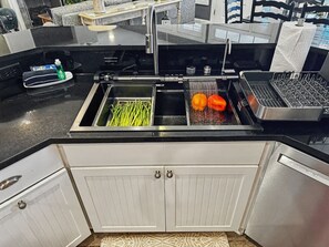 Réfrigérateur, four à micro-ondes, un four, surface de cuisson