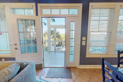 Large Home on Marsh, Party Deck, Game Rm, Two Golf Carts, 8 Bikes, Elevator, ADA