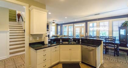 Large Home on Marsh, Party Deck, Game Rm, Two Golf Carts, 8 Bikes, Elevator, ADA