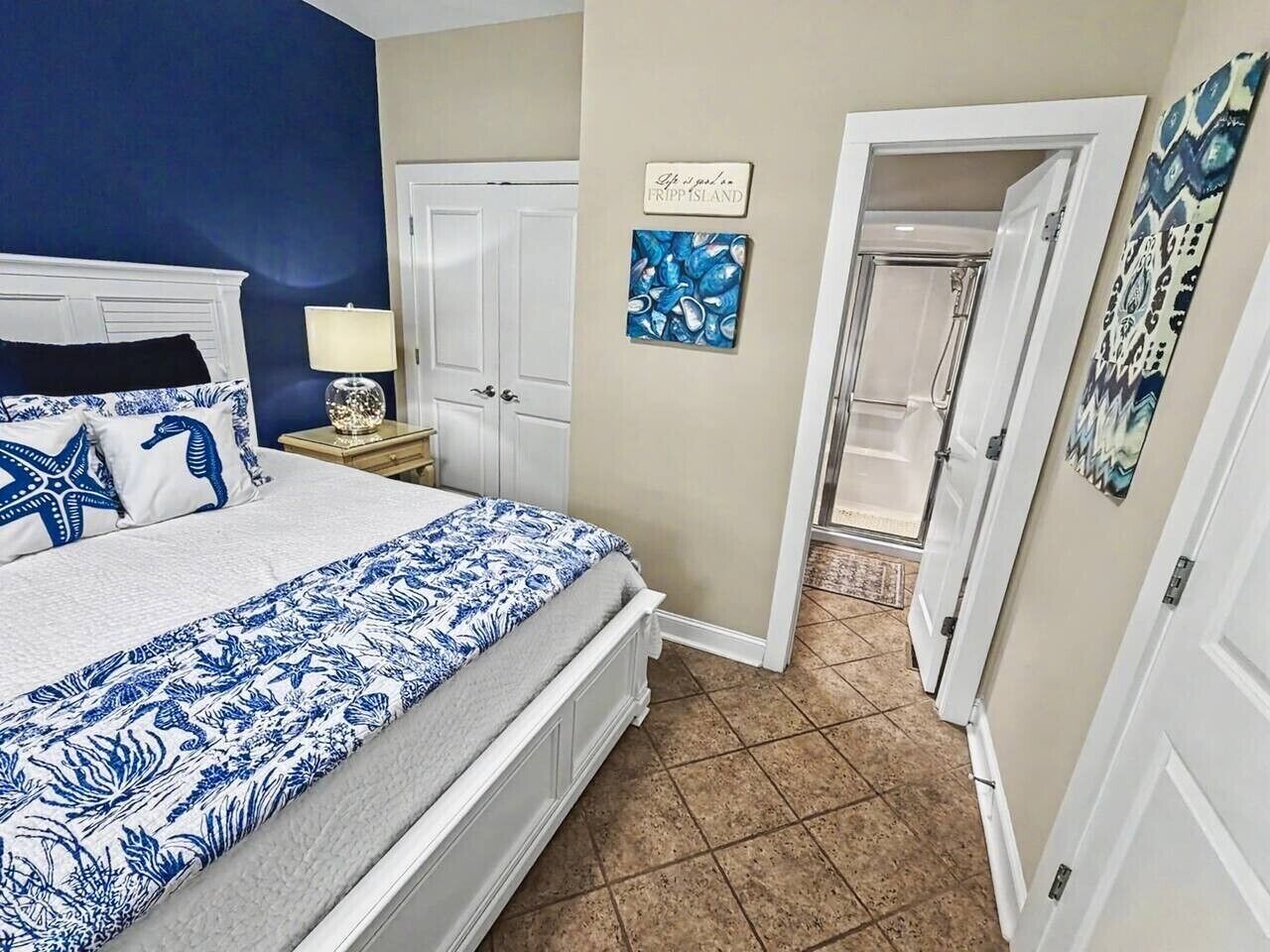 5 bedrooms, desk, iron/ironing board, travel crib