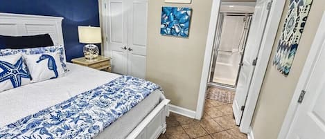 5 habitaciones, escritorio y tabla de planchar con plancha
