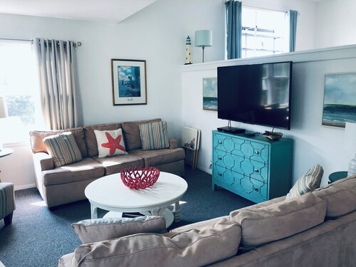 Stunning 3BR, 2BA penthouse 5 blocks from lighthouse. Open July 5-12 & Aug 9-30!