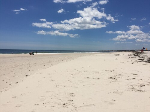 Stunning 3BR, 2BA penthouse 5 blocks from lighthouse. Open July 5-12 & Aug 9-30!