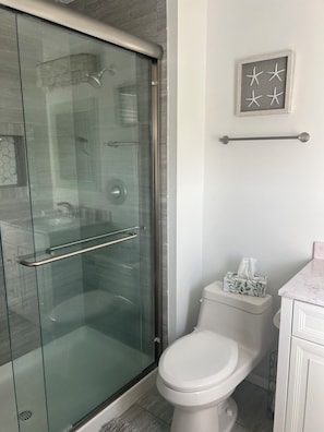 Ensemble baignoire-douche, séchoir à cheveux, savon