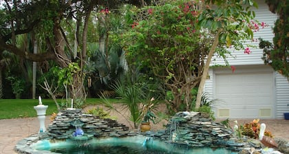 Treetops Riverfront Private Cottage w/Dock,wildlife,kayak,bike,pool,100+ reviews