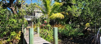 Treetops Riverfront Private Cottage w/Dock,wildlife,kayak,bike,pool,100+ reviews