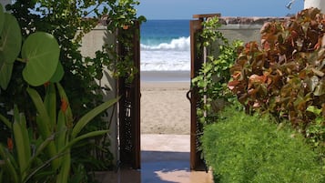 Plage, chaises longues, serviettes de plage