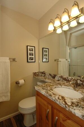 وحدات دش مع أحواض استحمام، مجففات شعر، مناشف، صابون