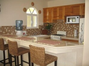 Refrigerador, microondas, horno, placa de cocina