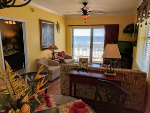 テレビ、DVD プレーヤー、テーブルサッカー台、ステレオ