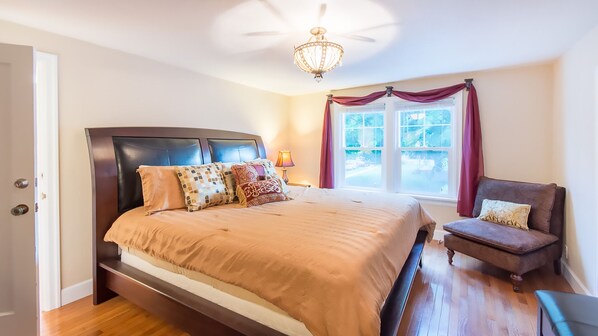 4 chambres, fer et planche à repasser, lit de bébé portatif