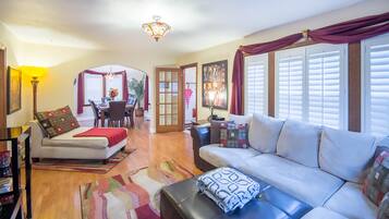 Een smart-tv, videogames, een dvd-speler en een tafeltennistafel