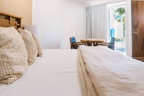 4 bedrooms, in-room safe, desk, iron/ironing board