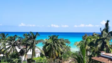 Plage, chaises longues, serviettes de plage