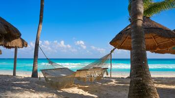 Plage, chaises longues, serviettes de plage