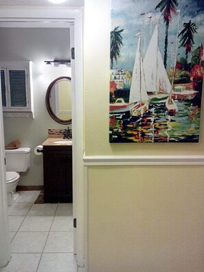 Combined shower/bathtub, towels, toilet paper -  DIRECT BEACH OCEAN FRONT Amazing Views!
Lovely condo⛱️🏖️🏝️ (Gulf Shores)