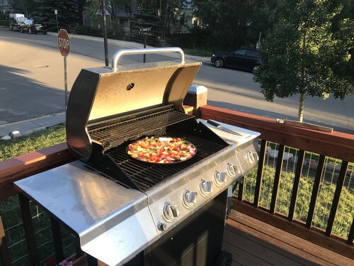 Lugar espacioso en el lado soleado de la ciudad, cerca de telesillas