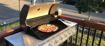 Lugar espacioso en el lado soleado de la ciudad, cerca de telesillas