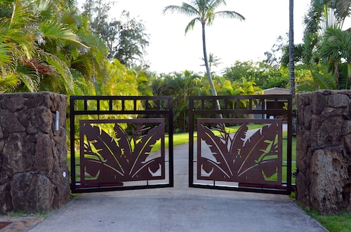 Hale Pono- Oceanfront, private, gated, great views, AC, large property 