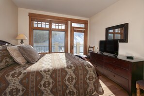 2 bedrooms, desk, iron/ironing board, travel cot - Ski-In/Ski-Out 2BR/3BA Condo with Mountain Views! (Keystone)